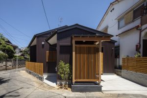 木の格子のある平屋　狭小変形地住宅