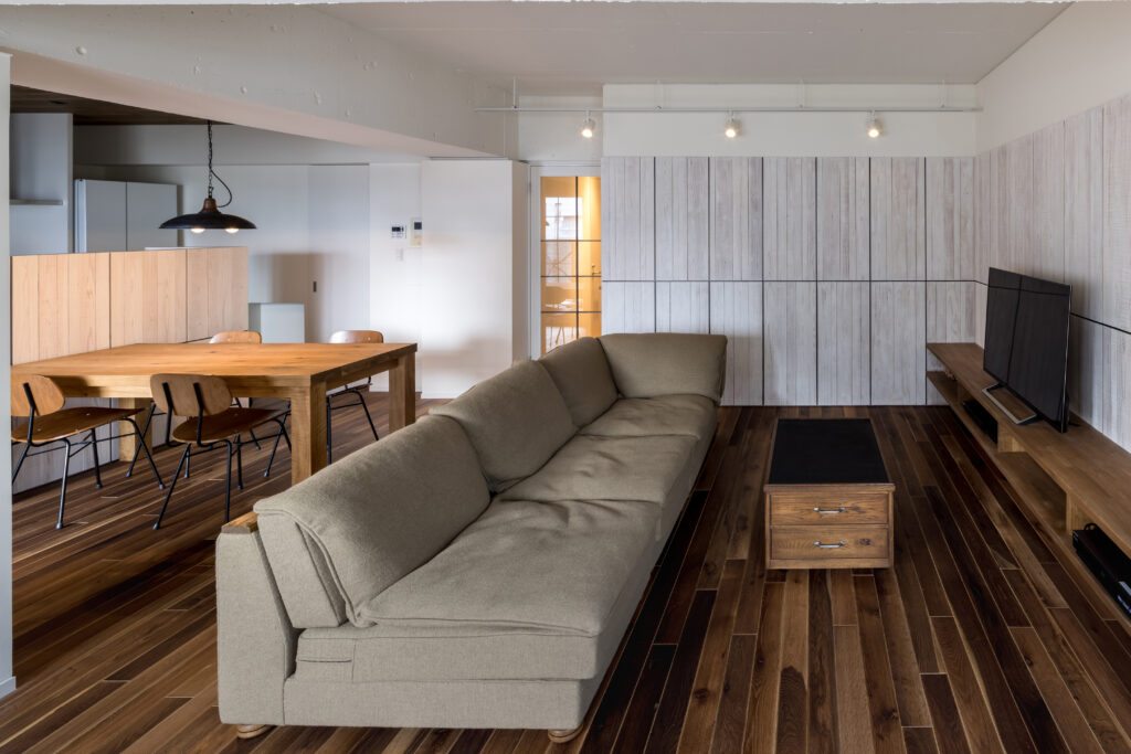 TRUCK FURNITUREの家具と木の素材感が調和する大阪市のマンションLDK